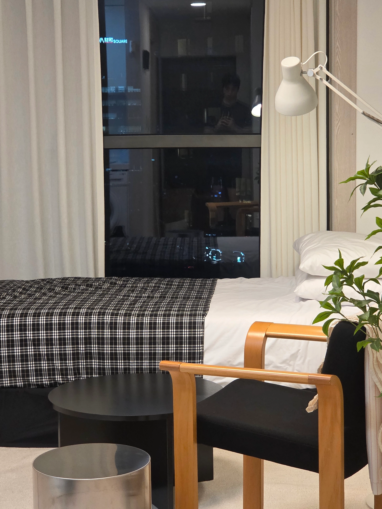 3-min walk to Gongdeok Station · Sleeps 2 8