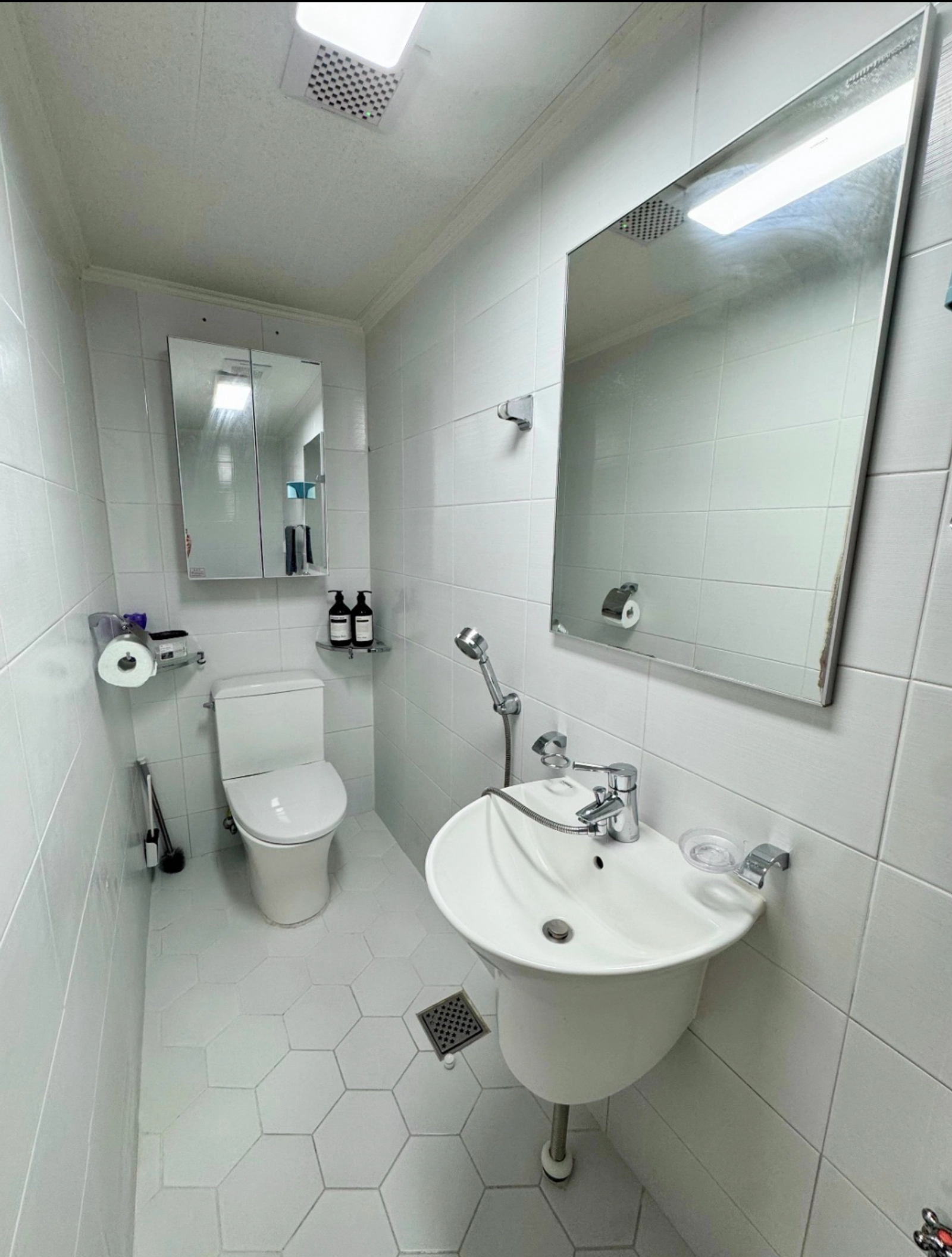 3-min walk to Chungjeongno Station · Clean place 6