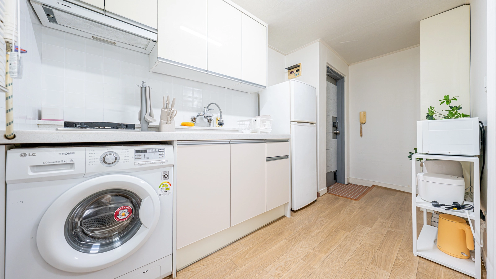 [8 mins to Gangnam & Yeoksam] Spacious studio near both stations 8