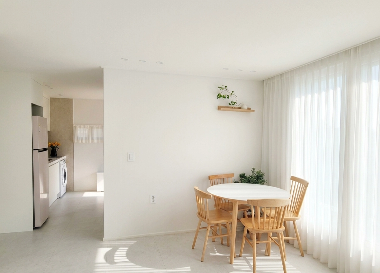 1st-floor, ground-level 2-room in Huam-dong — near Sookmyung Univ. Entrance & Seoul Station — photo 2