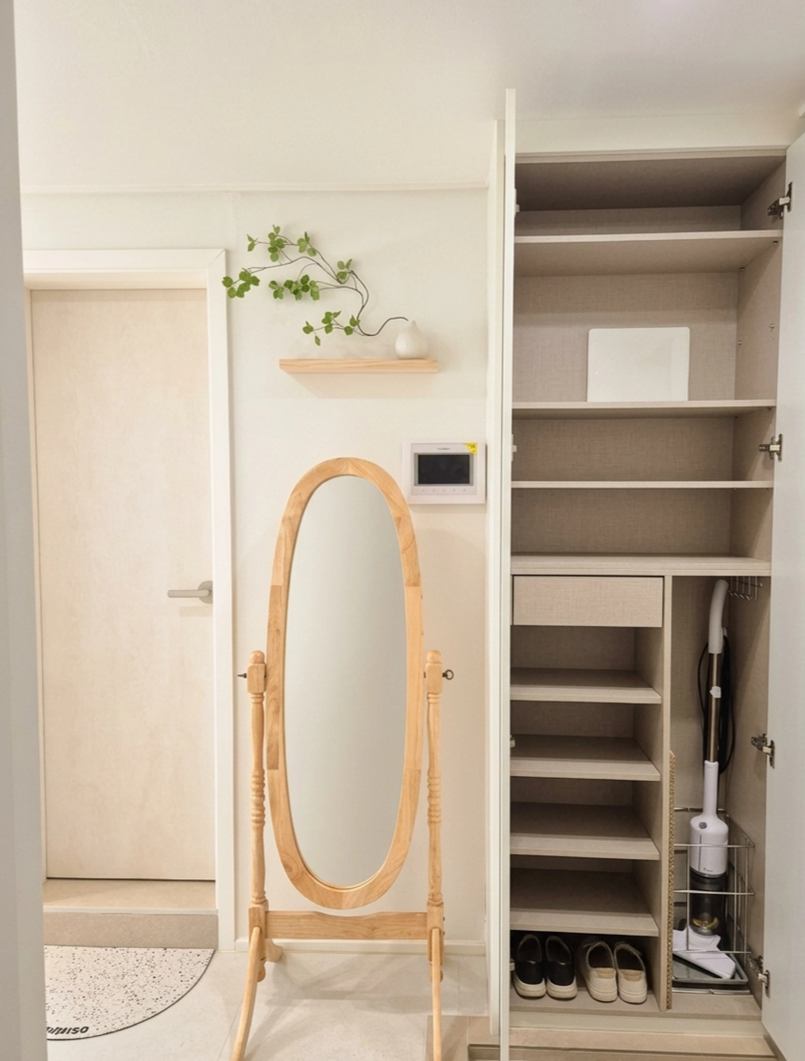 1st-floor, ground-level 2-room in Huam-dong — near Sookmyung Univ. Entrance & Seoul Station — photo 6