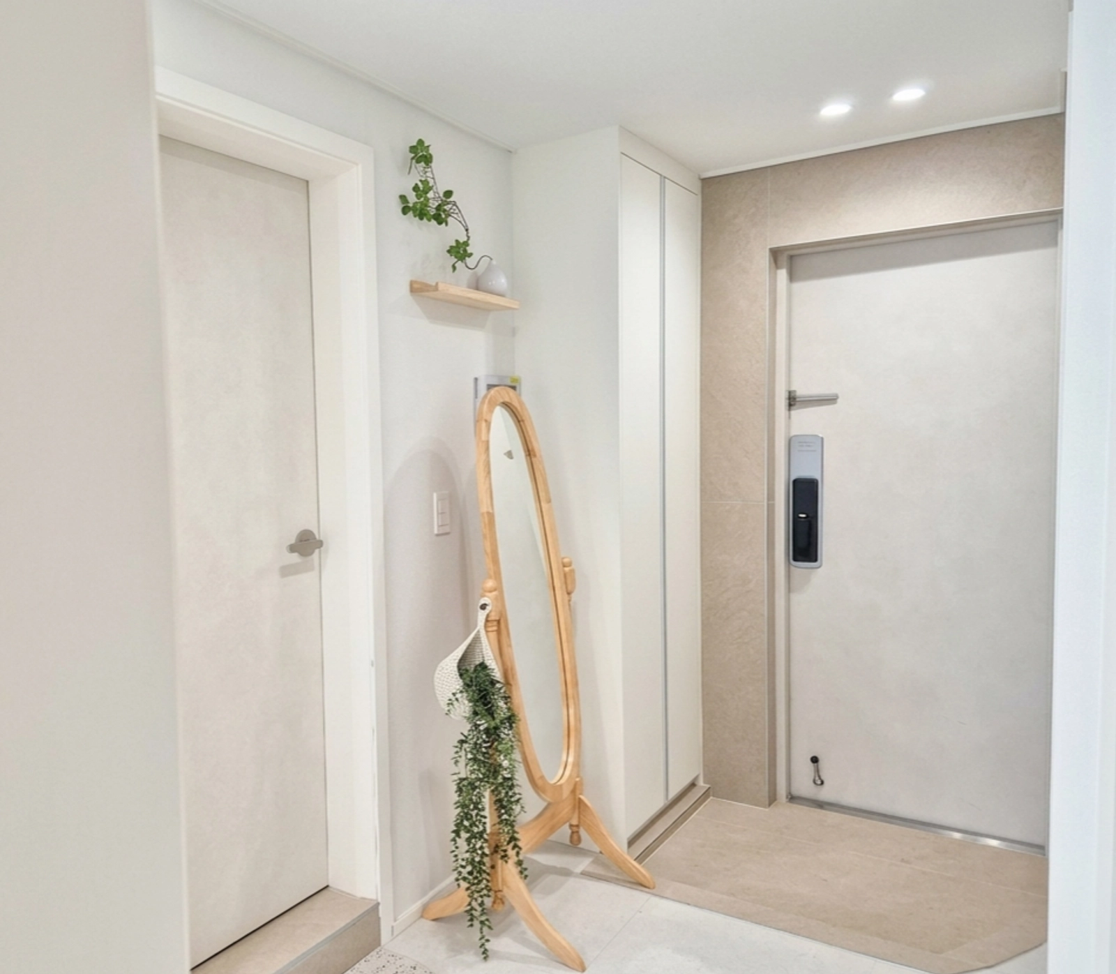 1st-floor, ground-level 2-room in Huam-dong — near Sookmyung Univ. Entrance & Seoul Station — photo 7