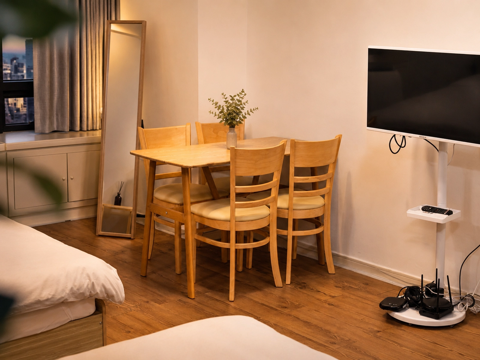 Omokgyo Station · 2BR · Parking · Minimal, calming home 4