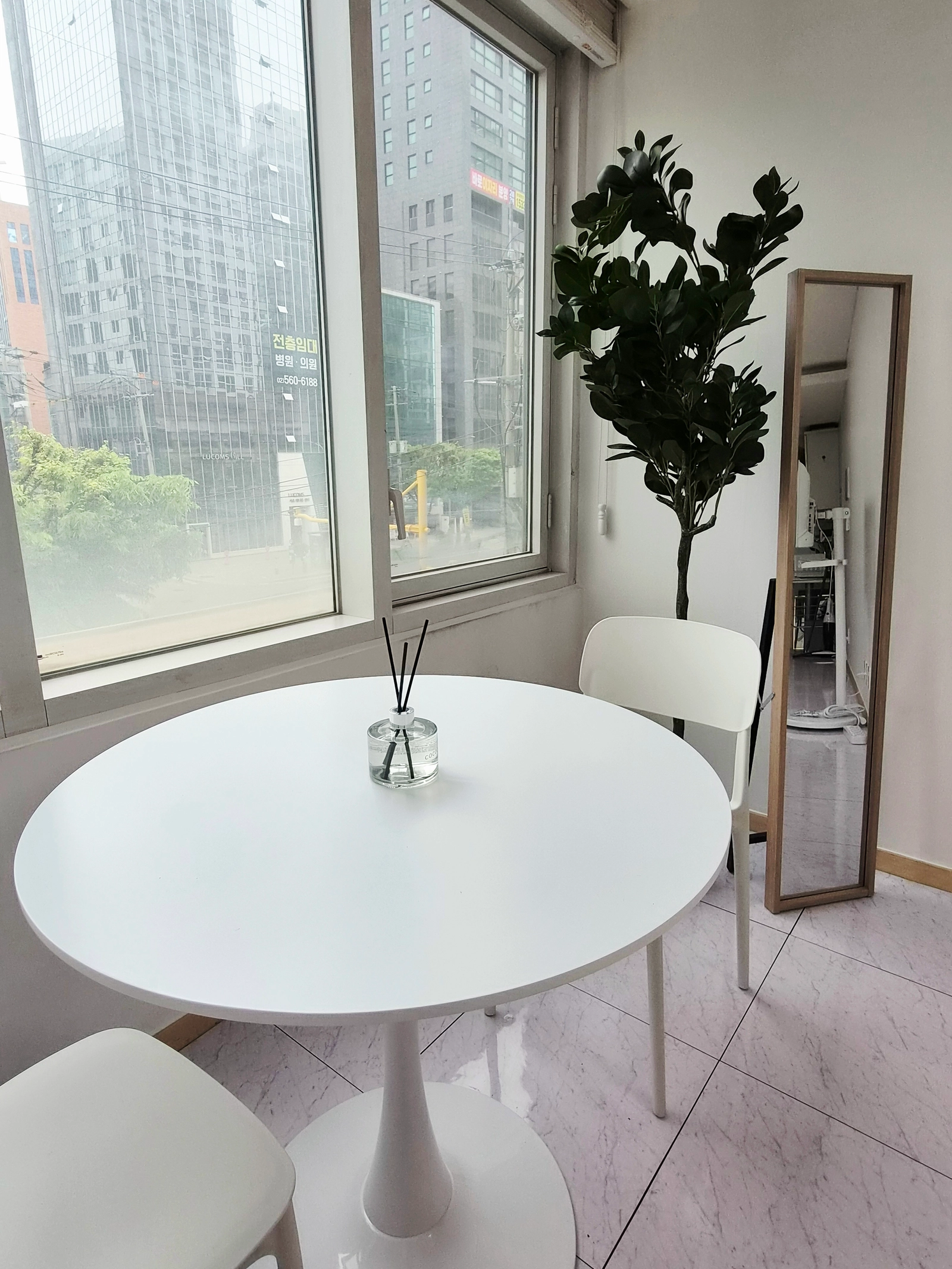 1 min to Isu Station · Sleeps 4 · Parking · Simple, calm retreat 4
