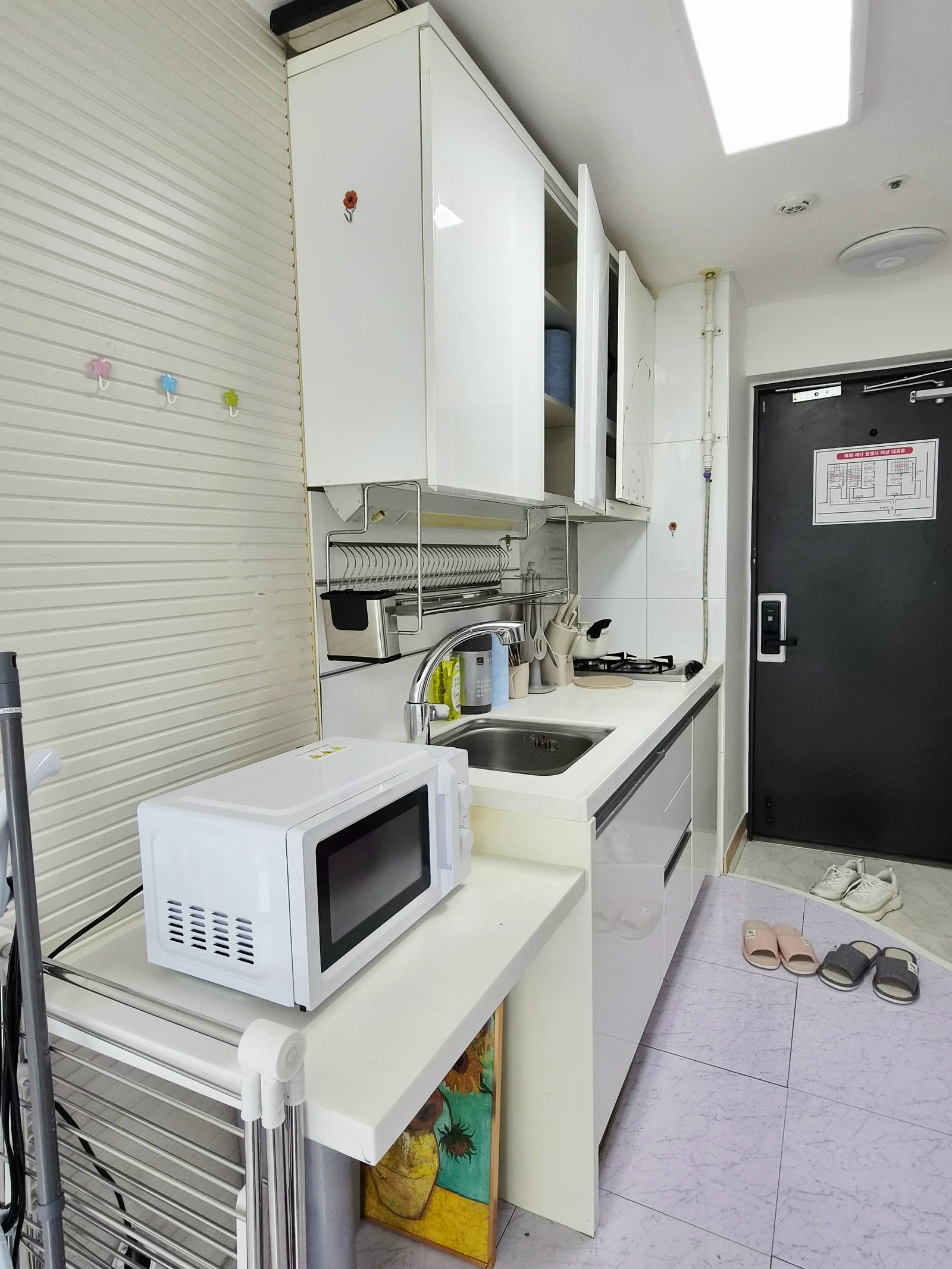 1 min to Isu Station · Sleeps 4 · Parking · Simple, calm retreat 6