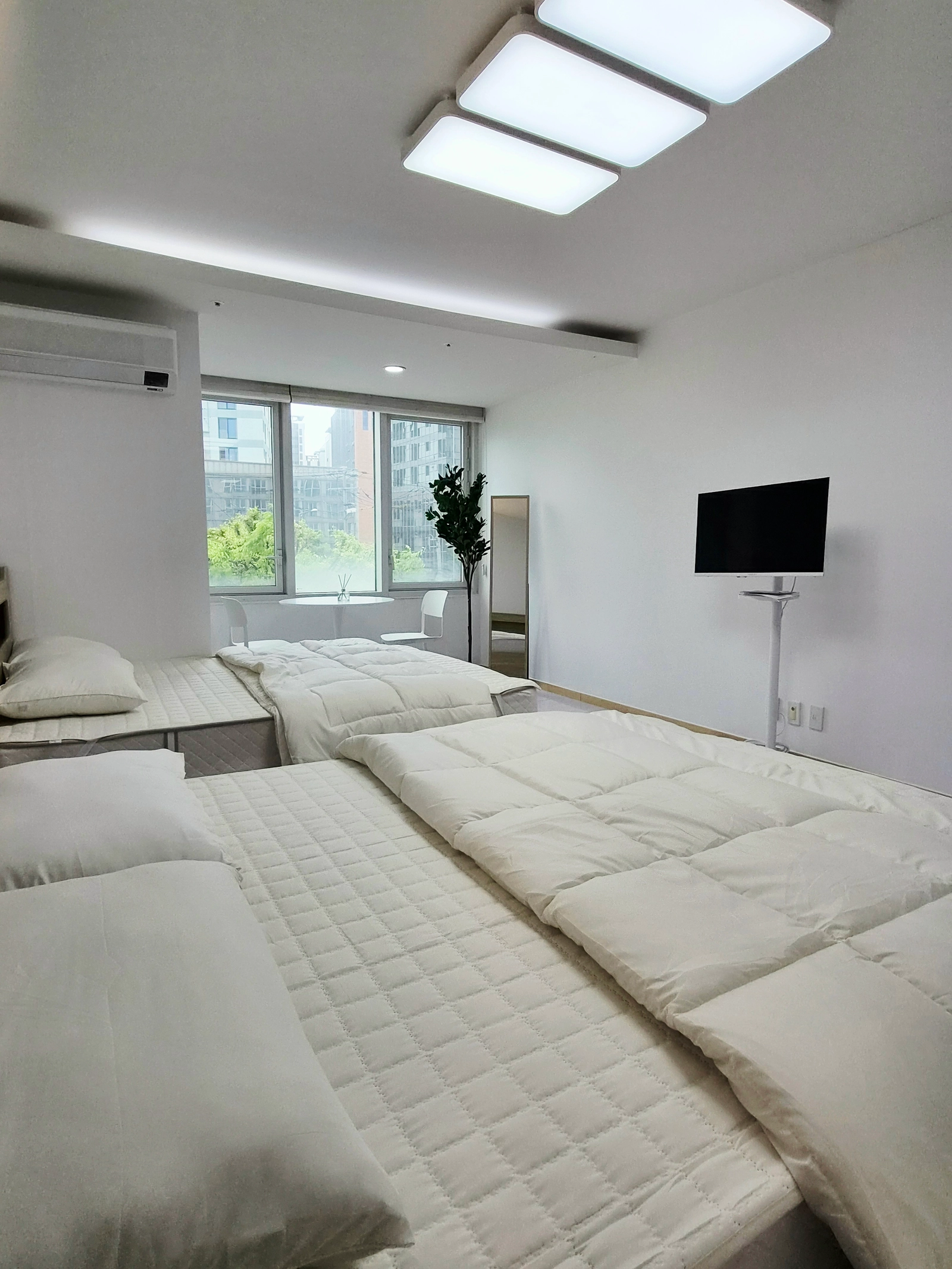 1 min to Isu Station · Sleeps 4 · Parking · Simple, calm retreat 7