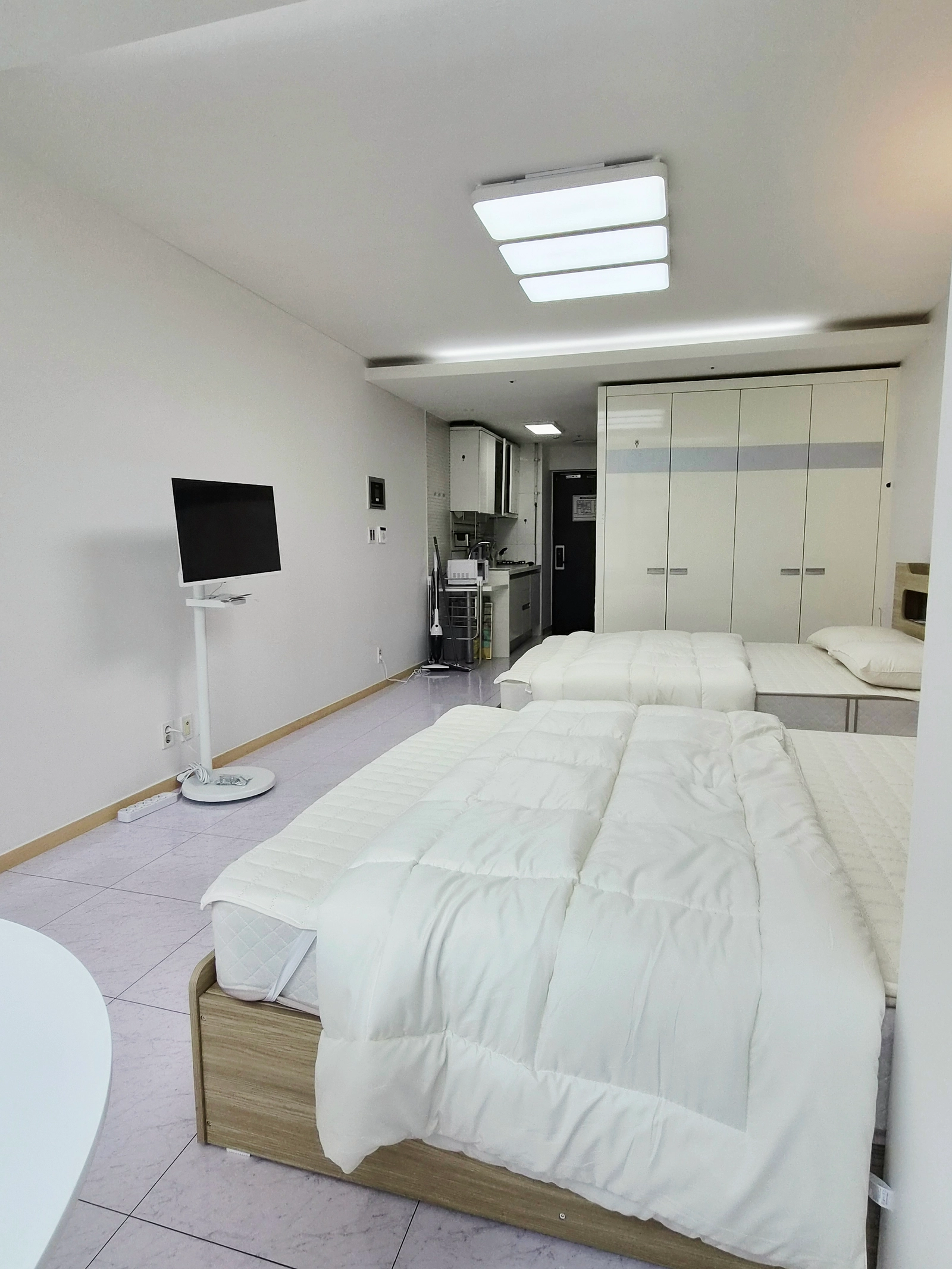 1 min to Isu Station · Sleeps 4 · Parking · Simple, calm retreat 8
