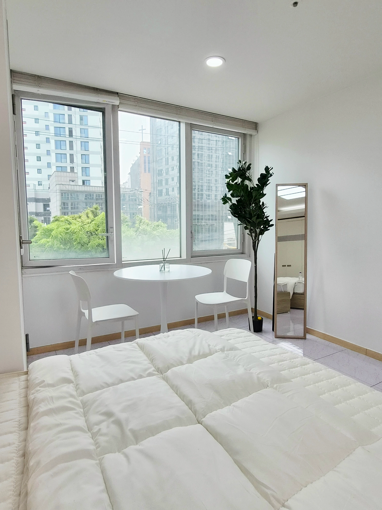 1 min to Isu Station · Sleeps 4 · Parking · Simple, calm retreat 9