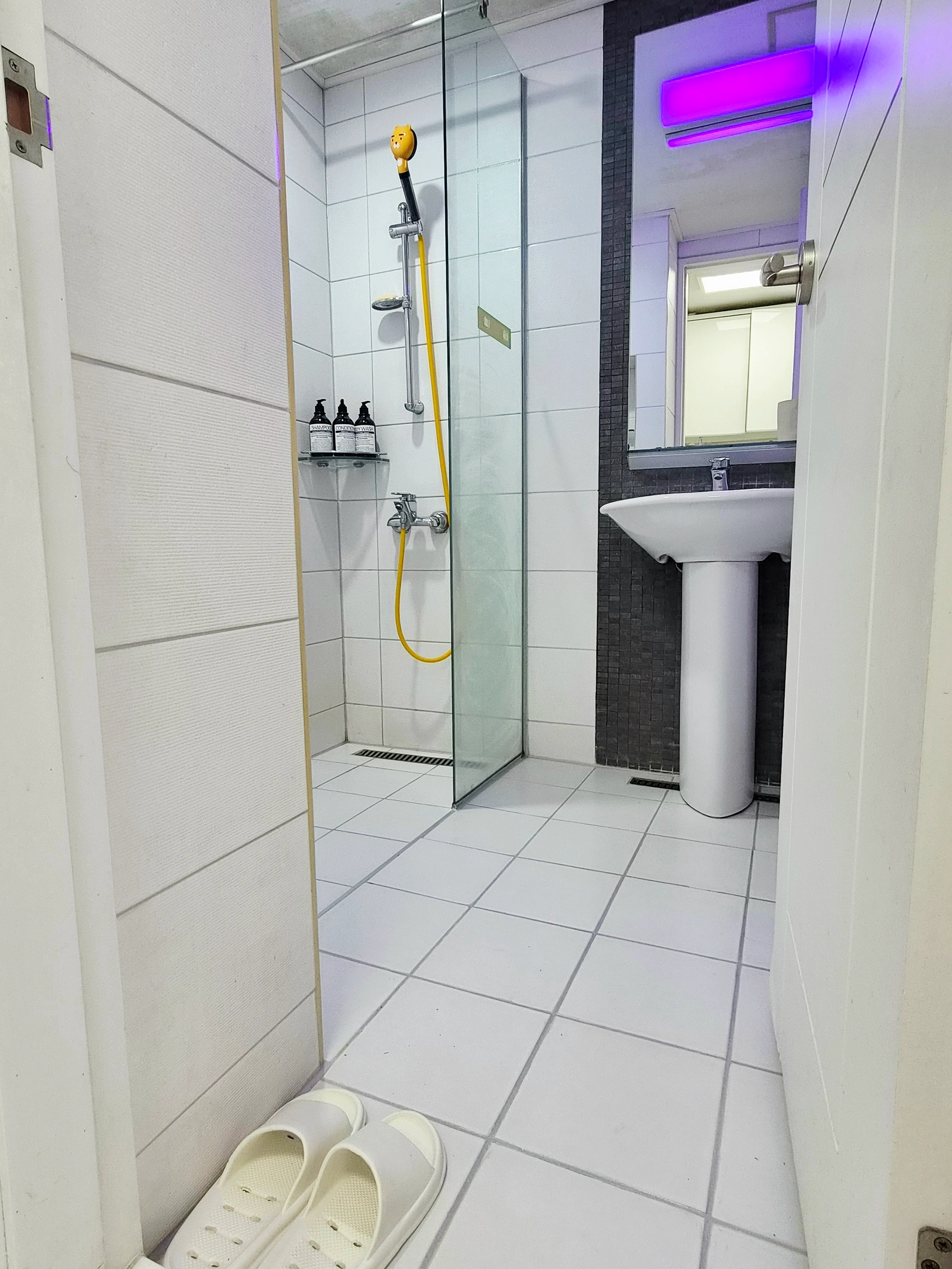 1 min to Isu Station · Sleeps 4 · Parking · Simple, calm retreat 10