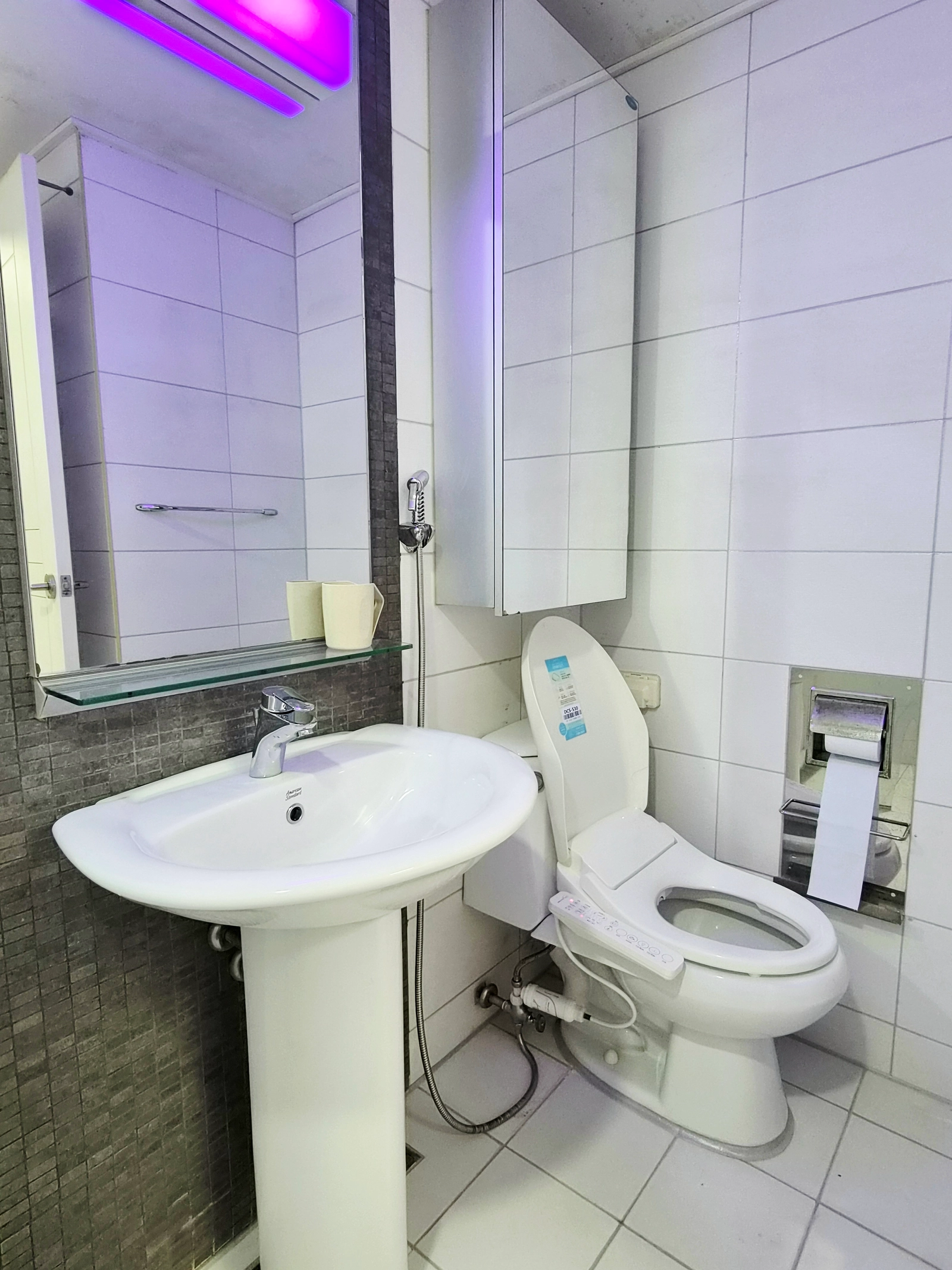 1 min to Isu Station · Sleeps 4 · Parking · Simple, calm retreat 11