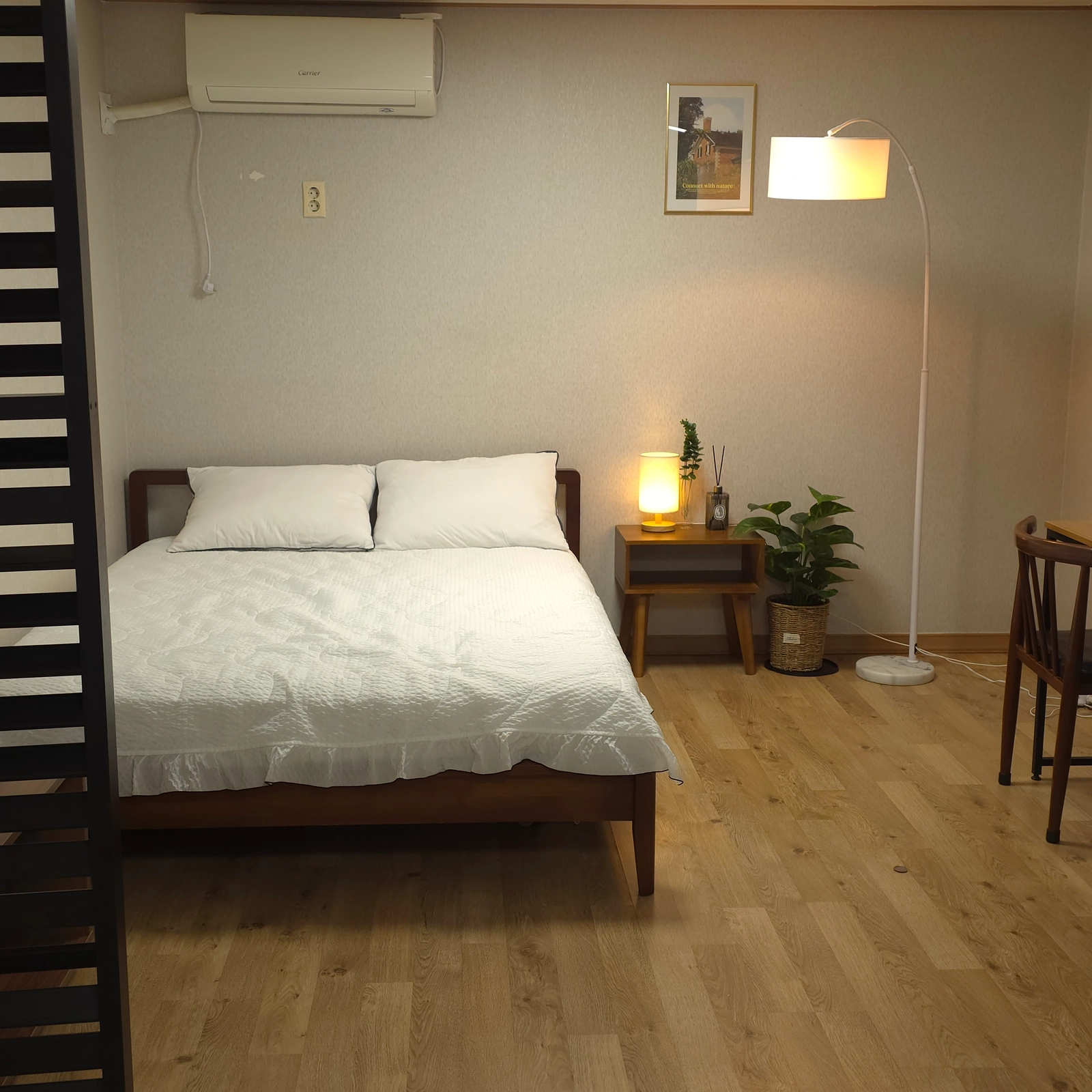 Spacious studio, 2 mins from Hyochang Park Station