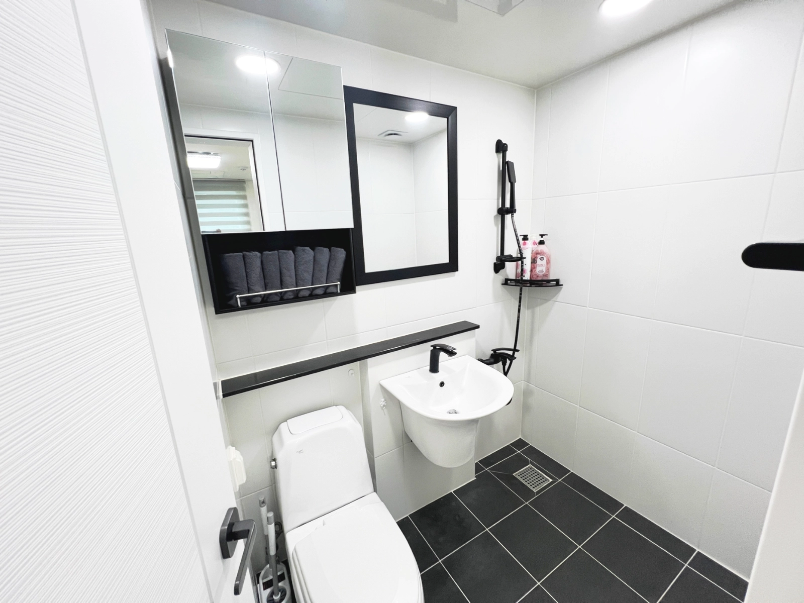 Modern 3-Room Stay in Jung-dong, Suwon — photo 6