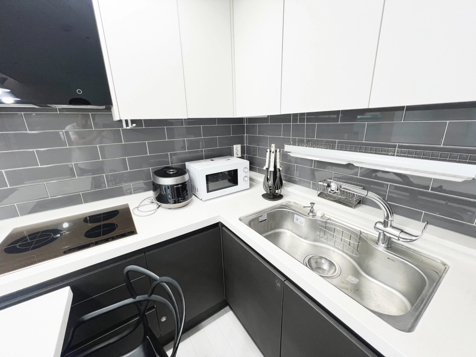 Modern 3-Room Stay in Jung-dong, Suwon — photo 9